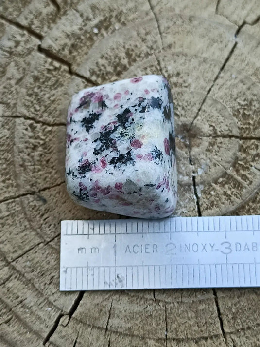 Kakortokite du Groënland pierre roulée Grade A++++ ’Très rare’ Kakortokite