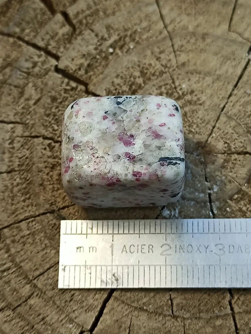 Chargez l'image dans la visionneuse de la galerie, Kakortokite du Groënland pierre roulée Grade A++++ ’Très rare’ Kakortokite
