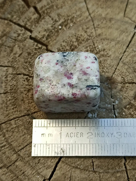 Kakortokite du Groënland pierre roulée Grade A++++ ’Très rare’ Kakortokite