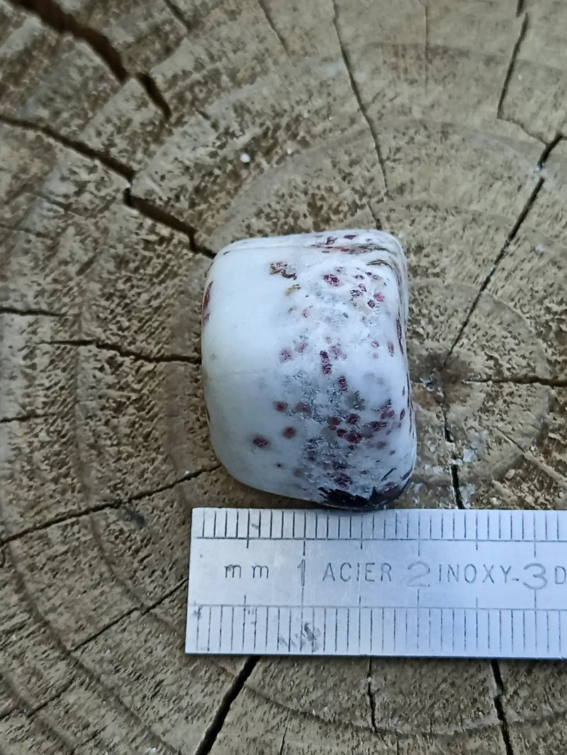 Load image into Gallery viewer, Kakortokite du Groënland pierre roulée Grade A++++ ’Très rare’ Kakortokite
