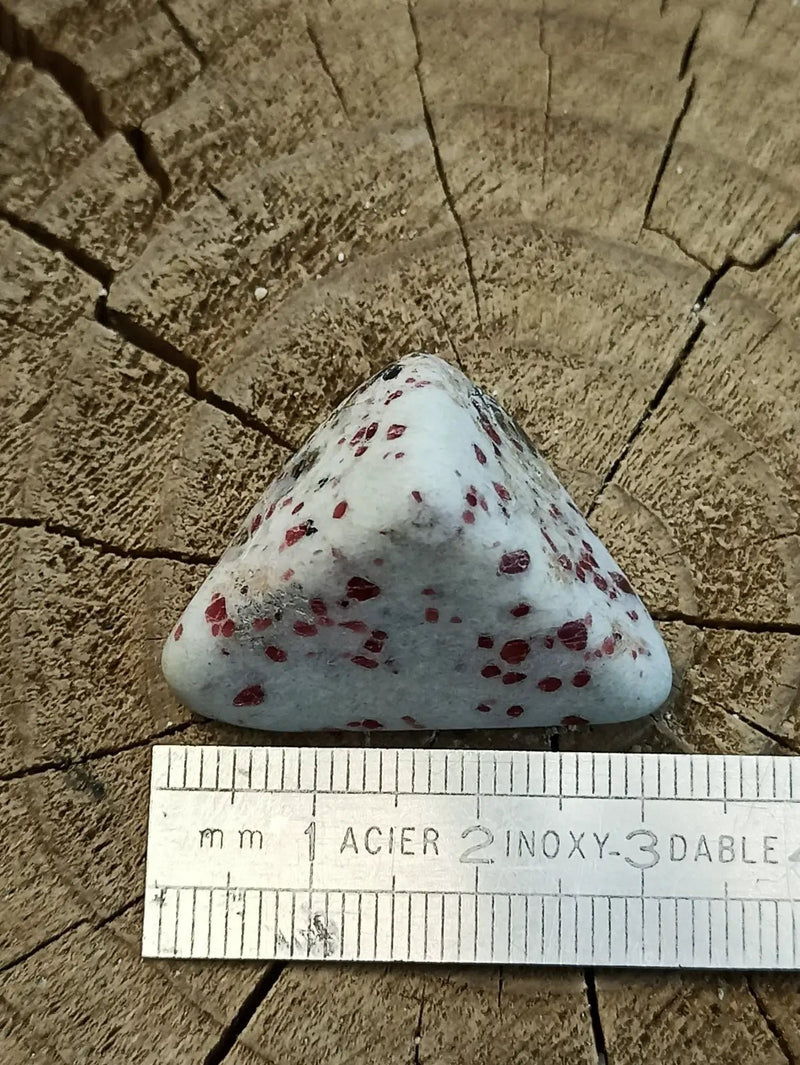 Chargez l&#39;image dans la visionneuse de la galerie, Kakortokite du Groënland pierre roulée Grade A++++ ’Très rare’ Kakortokite
