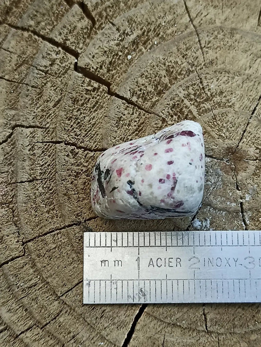 Kakortokite du Groënland pierre roulée Grade A++++ ’Très rare’ Kakortokite