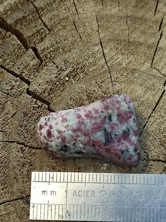 Kakortokite du Groënland pierre roulée Grade A++++ ’Très rare’ Kakortokite