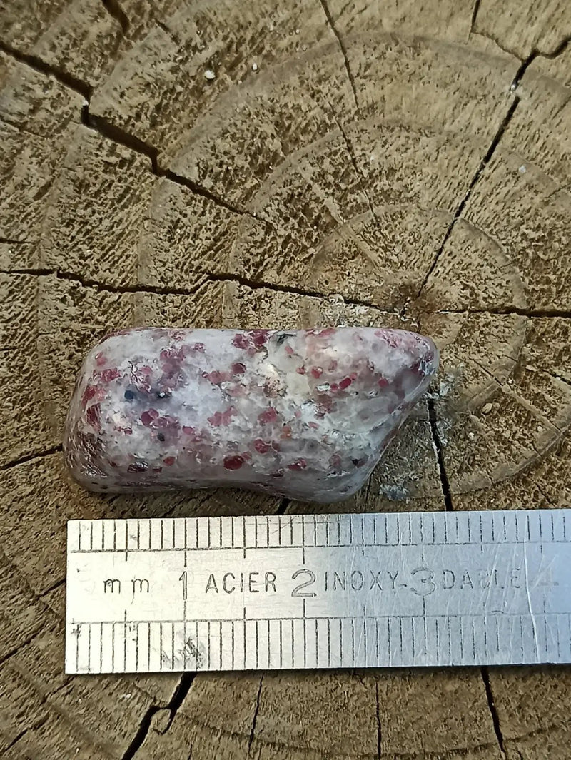 Chargez l'image dans la visionneuse de la galerie, Kakortokite du Groënland pierre roulée Grade A++++ ’Très rare’ Kakortokite
