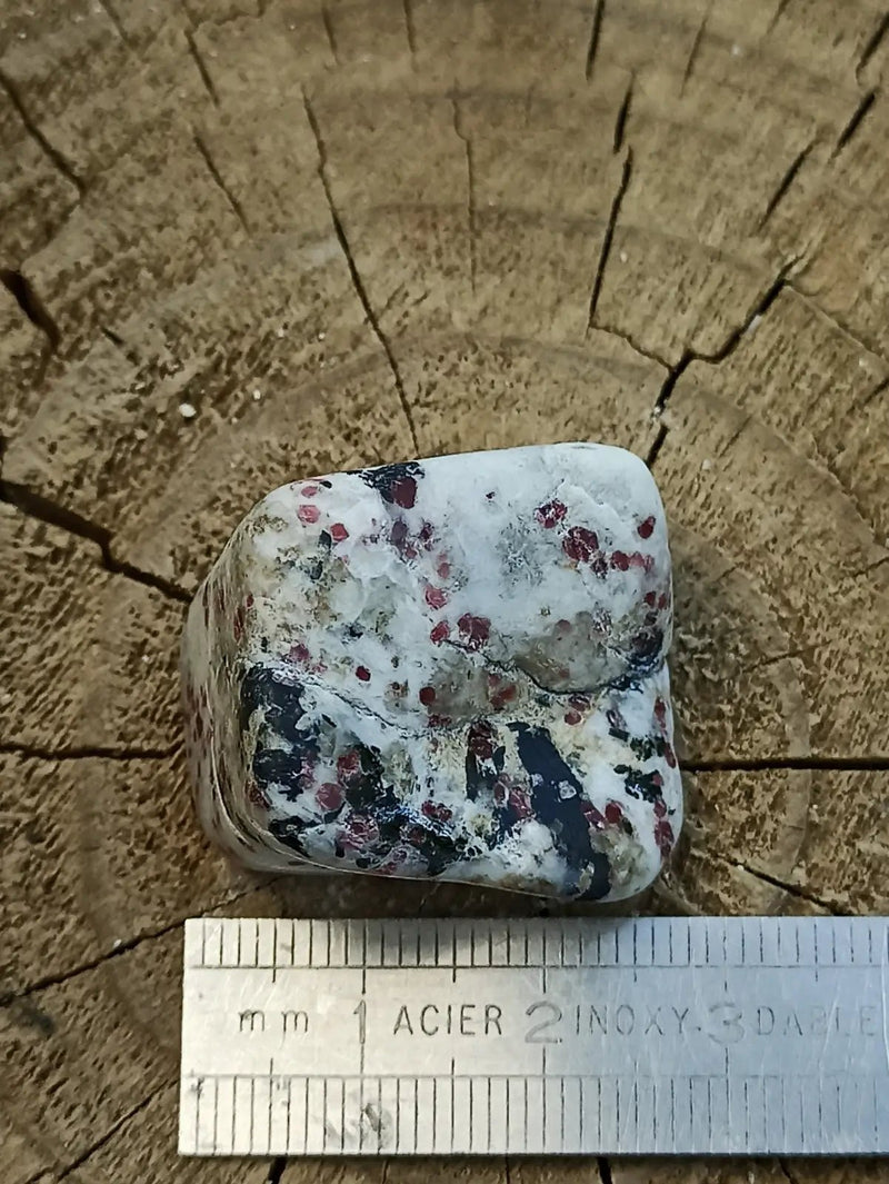 Chargez l'image dans la visionneuse de la galerie, Kakortokite du Groënland pierre roulée Grade A++++ ’Très rare’ Kakortokite
