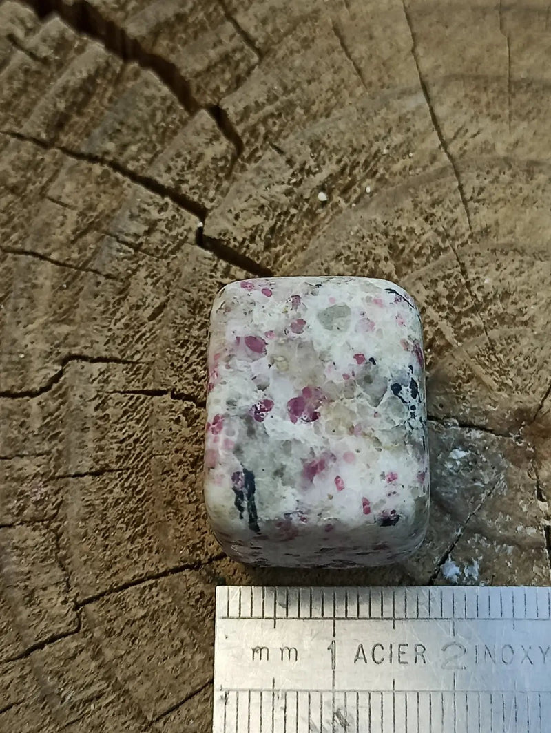 Chargez l'image dans la visionneuse de la galerie, Kakortokite du Groënland pierre roulée Grade A++++ ’Très rare’ Kakortokite
