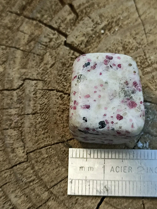 Kakortokite du Groënland pierre roulée Grade A++++ ’Très rare’ Kakortokite