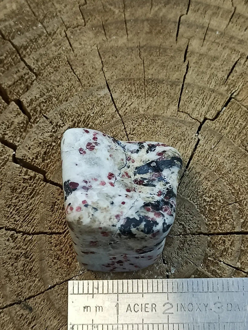 Chargez l'image dans la visionneuse de la galerie, Kakortokite du Groënland pierre roulée Grade A++++ ’Très rare’ Kakortokite
