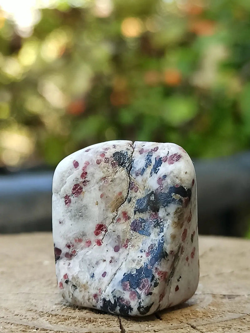 Chargez l'image dans la visionneuse de la galerie, Kakortokite du Groënland pierre roulée Grade A++++ ’Très rare’ Kakortokite
