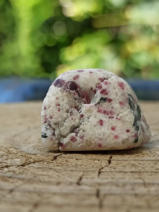 Kakortokite du Groënland pierre roulée Grade A++++ ’Très rare’ Kakortokite