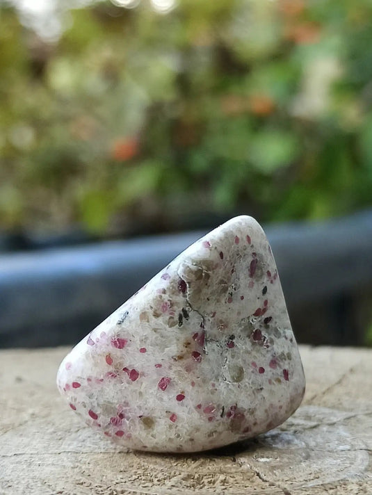 Kakortokite du Groënland pierre roulée Grade A++++ ’Très rare’ Kakortokite