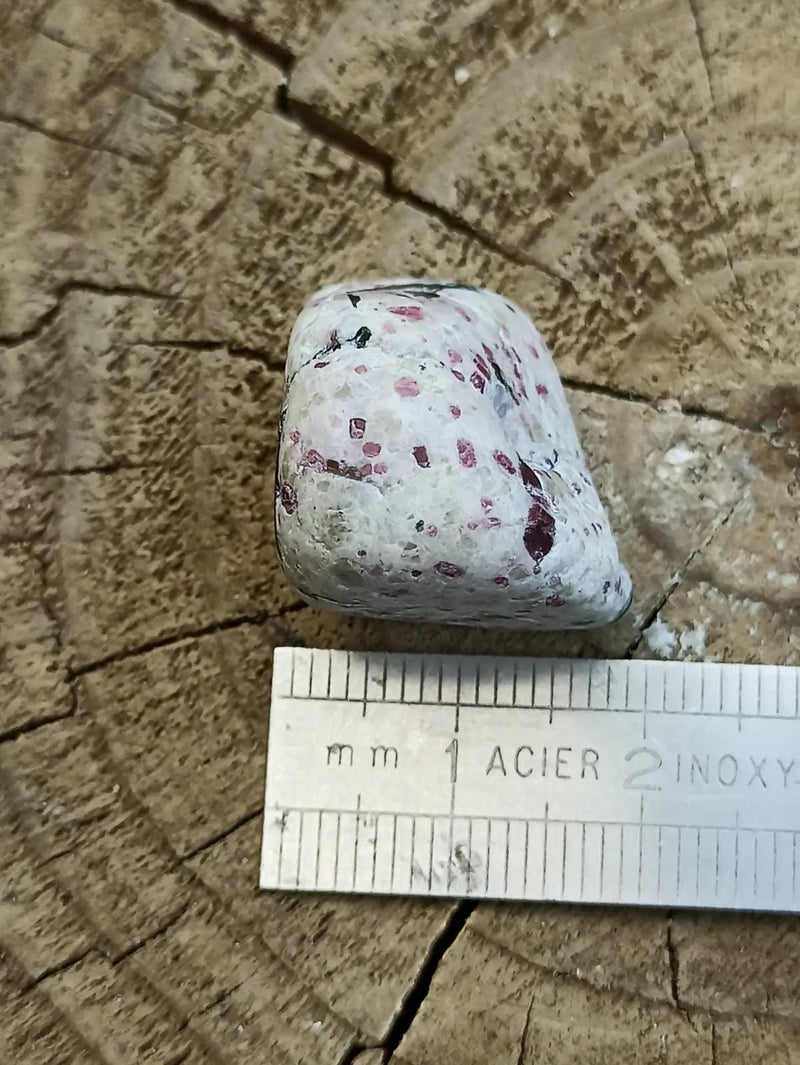 Chargez l&#39;image dans la visionneuse de la galerie, Kakortokite du Groënland pierre roulée Grade A++++ ’Très rare’ Kakortokite
