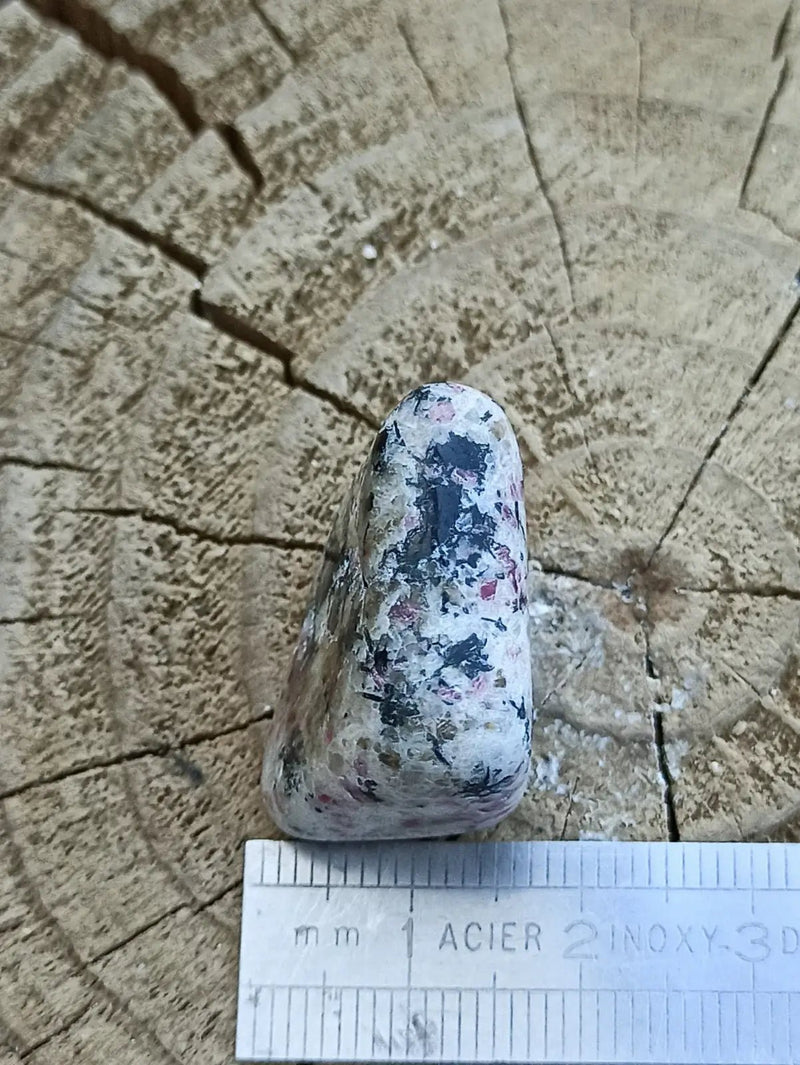 Load image into Gallery viewer, Kakortokite du Groënland pierre roulée Grade A++++ ’Très rare’ Kakortokite
