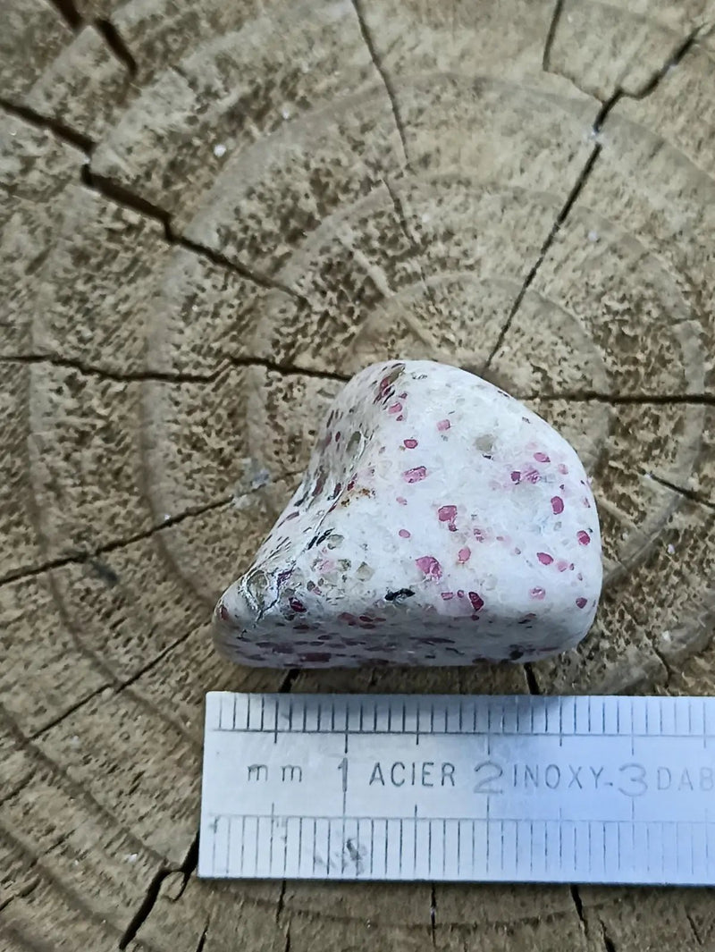 Chargez l&#39;image dans la visionneuse de la galerie, Kakortokite du Groënland pierre roulée Grade A++++ ’Très rare’ Kakortokite
