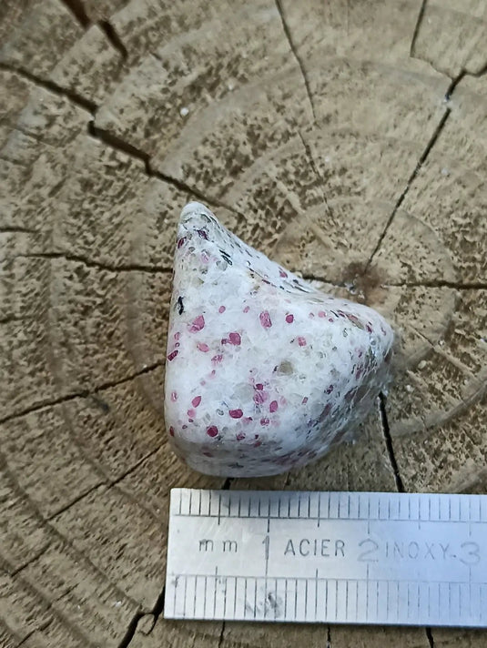 Kakortokite du Groënland pierre roulée Grade A++++ ’Très rare’ Kakortokite