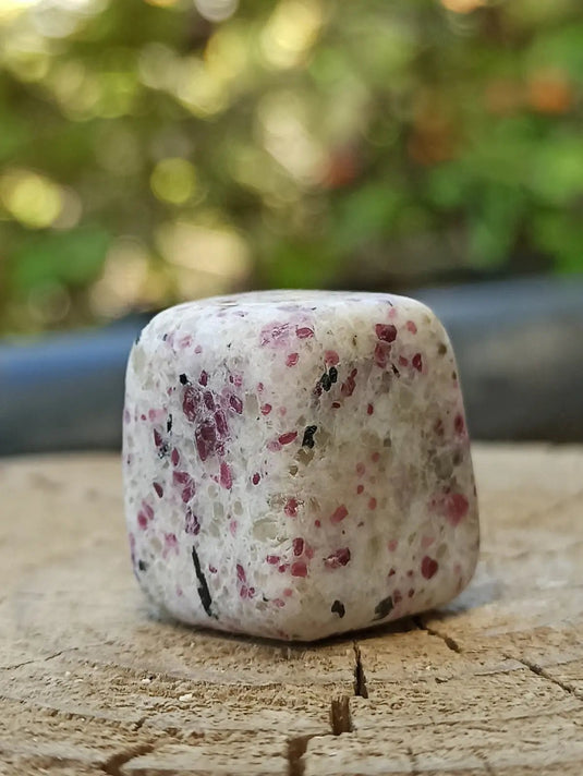 Kakortokite du Groënland pierre roulée Grade A++++ ’Très rare’ Kakortokite