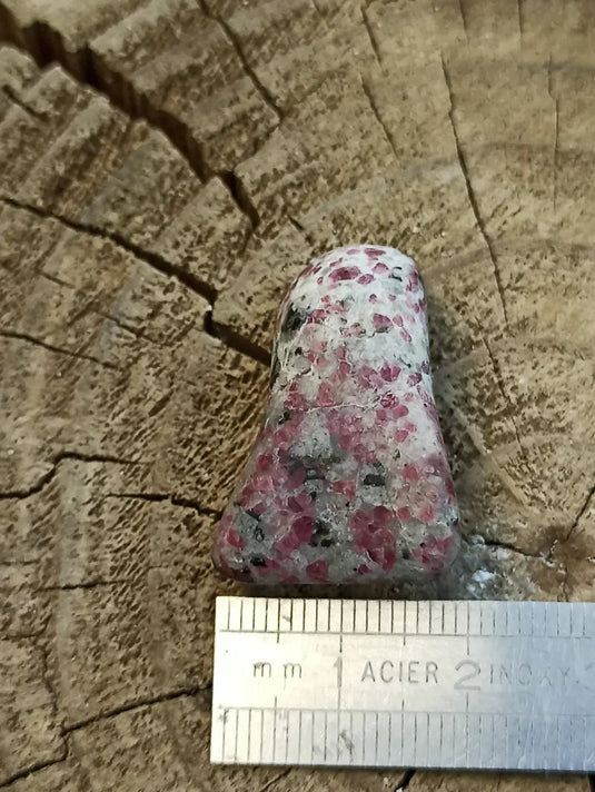 Kakortokite du Groënland pierre roulée Grade A++++ ’Très rare’ Kakortokite