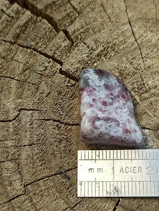 Kakortokite du Groënland pierre roulée Grade A++++ ’Très rare’ Kakortokite