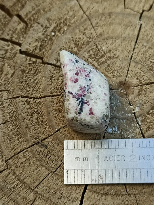 Kakortokite du Groënland pierre roulée Grade A++++ ’Très rare’ Kakortokite