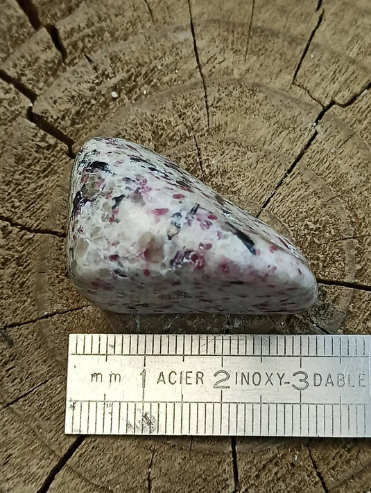 Kakortokite du Groënland pierre roulée Grade A++++ ’Très rare’ Kakortokite