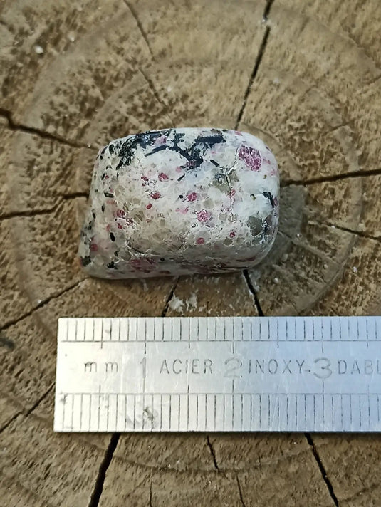 Kakortokite du Groënland pierre roulée Grade A++++ ’Très rare’ Kakortokite