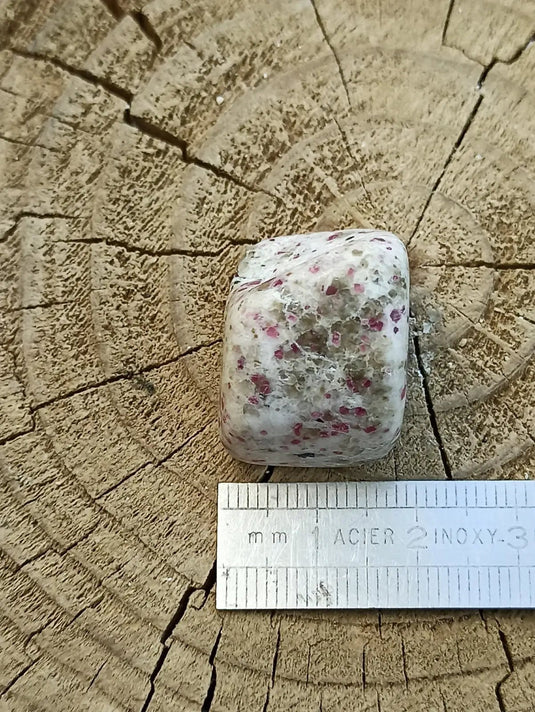 Kakortokite du Groënland pierre roulée Grade A++++ ’Très rare’ Kakortokite