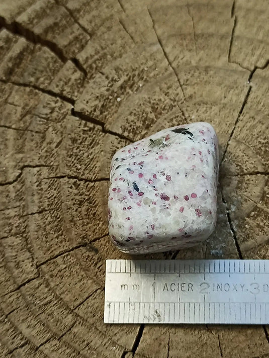 Kakortokite du Groënland pierre roulée Grade A++++ ’Très rare’ Kakortokite