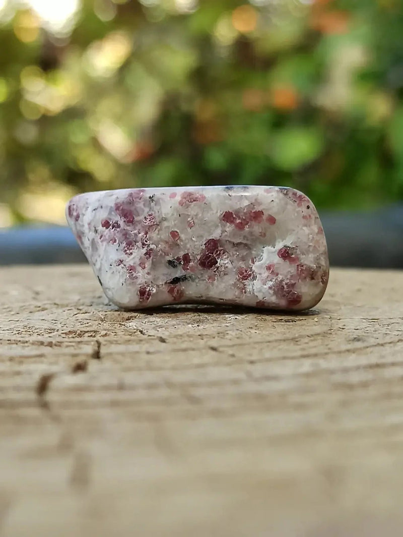 Chargez l'image dans la visionneuse de la galerie, Kakortokite du Groënland pierre roulée Grade A++++ ’Très rare’ Kakortokite
