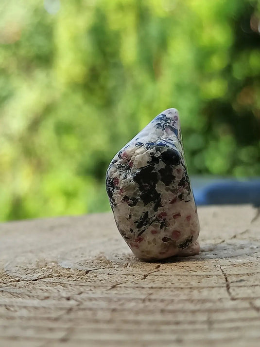 Kakortokite du Groënland pierre roulée Grade A++++ ’Très rare’ Kakortokite