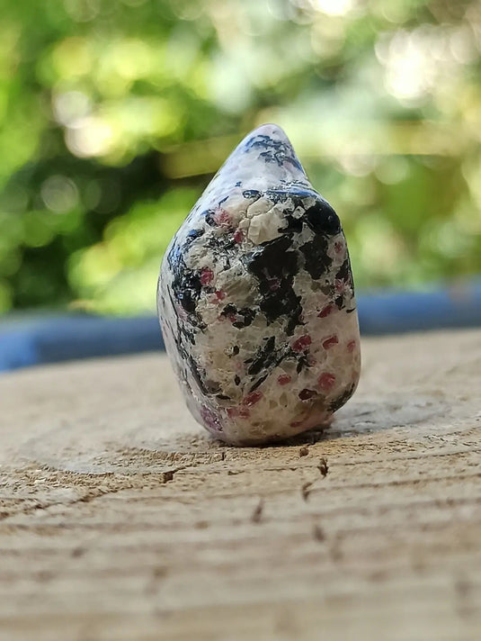 Kakortokite du Groënland pierre roulée Grade A++++ ’Très rare’ Kakortokite