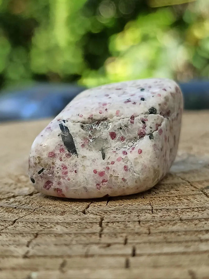 Chargez l&#39;image dans la visionneuse de la galerie, Kakortokite du Groënland pierre roulée Grade A++++ ’Très rare’ Kakortokite
