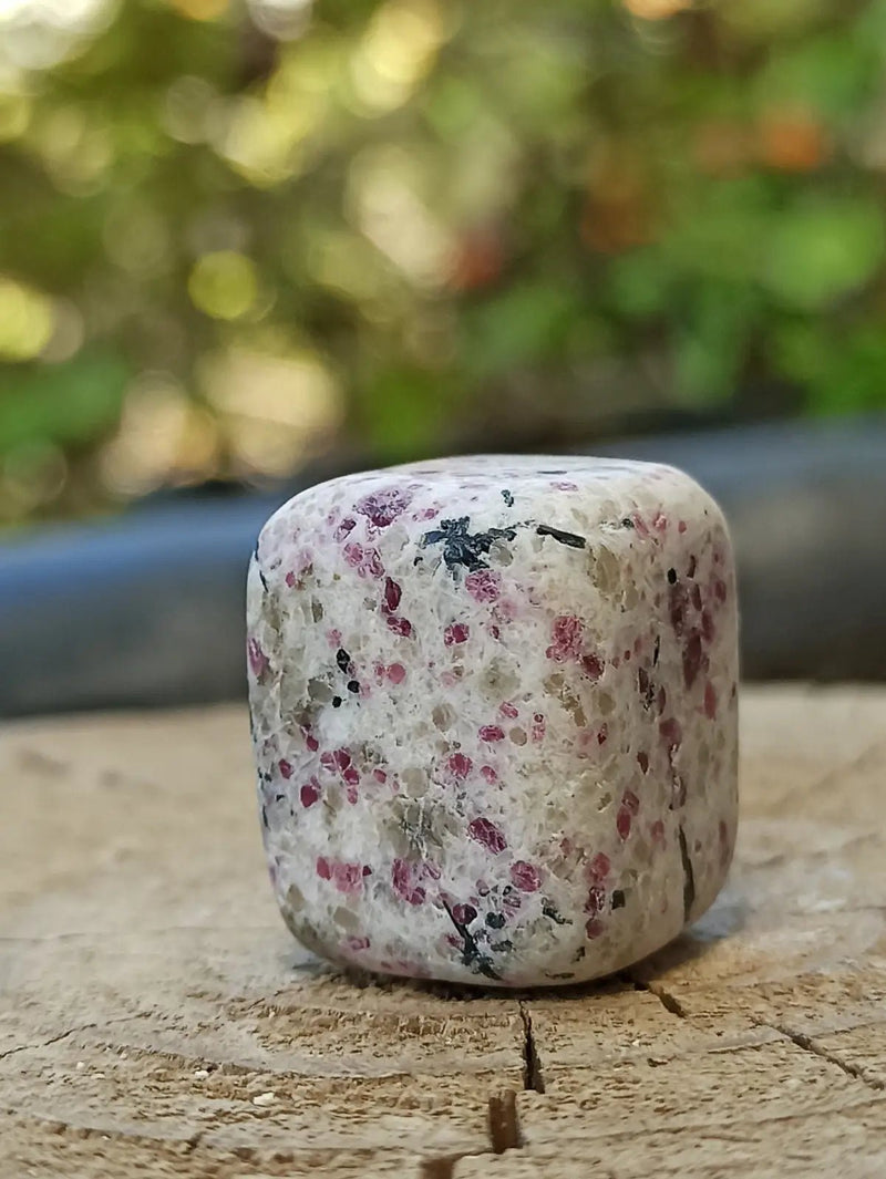 Chargez l'image dans la visionneuse de la galerie, Kakortokite du Groënland pierre roulée Grade A++++ ’Très rare’ Kakortokite
