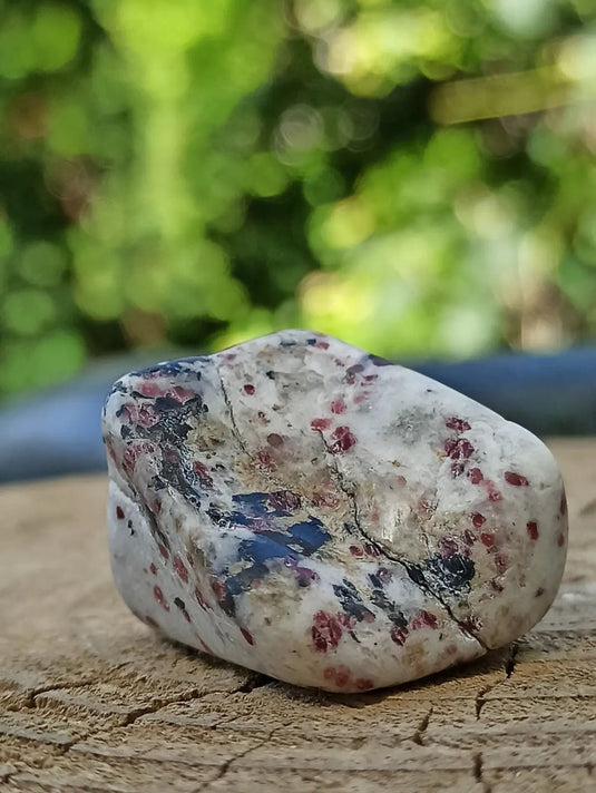 Kakortokite du Groënland pierre roulée Grade A++++ ’Très rare’ Kakortokite