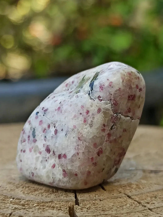 Kakortokite du Groënland pierre roulée Grade A++++ ’Très rare’ Kakortokite