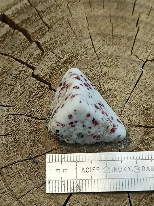 Kakortokite du Groënland pierre roulée Grade A++++ ’Très rare’ Kakortokite