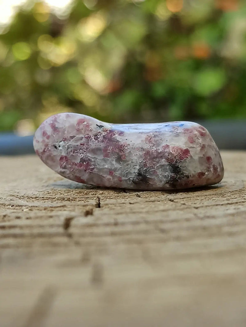 Chargez l'image dans la visionneuse de la galerie, Kakortokite du Groënland pierre roulée Grade A++++ ’Très rare’ Kakortokite
