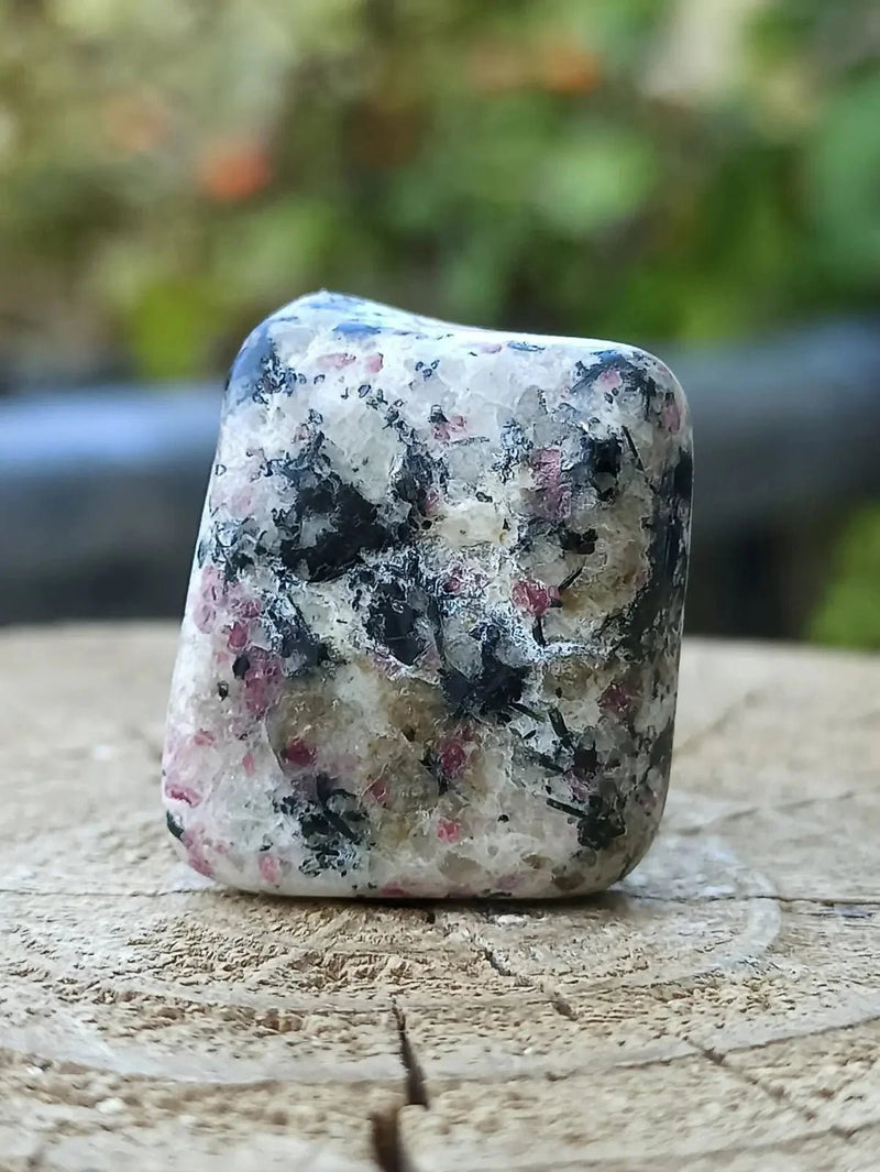 Load image into Gallery viewer, Kakortokite du Groënland pierre roulée Grade A++++ ’Très rare’ Kakortokite
