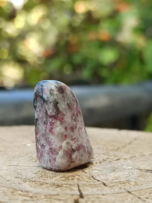 Kakortokite du Groënland pierre roulée Grade A++++ ’Très rare’ Kakortokite