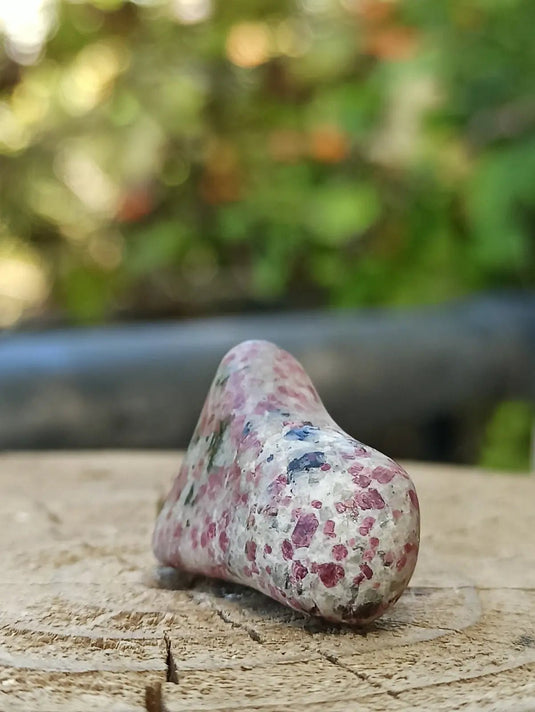 Kakortokite du Groënland pierre roulée Grade A++++ ’Très rare’ Kakortokite