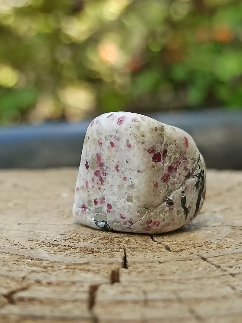 Chargez l&#39;image dans la visionneuse de la galerie, Kakortokite du Groënland pierre roulée Grade A++++ ’Très rare’ Kakortokite
