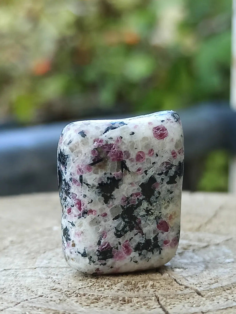 Load image into Gallery viewer, Kakortokite du Groënland pierre roulée Grade A++++ ’Très rare’ Kakortokite
