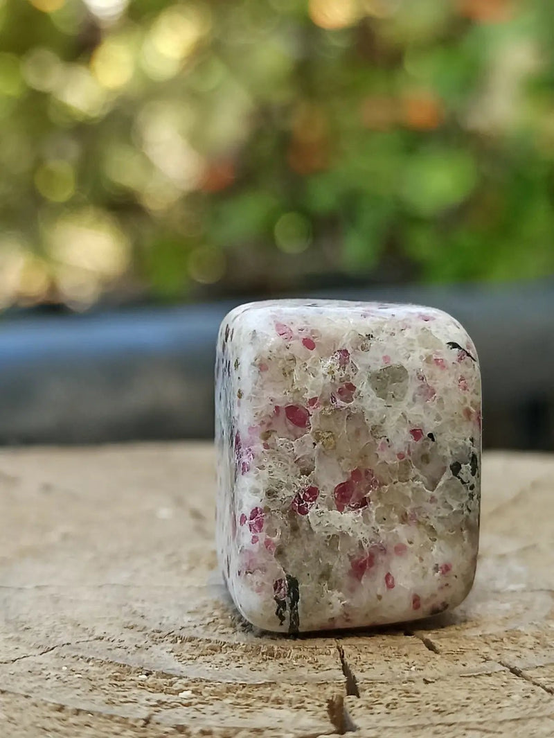 Chargez l'image dans la visionneuse de la galerie, Kakortokite du Groënland pierre roulée Grade A++++ ’Très rare’ Kakortokite
