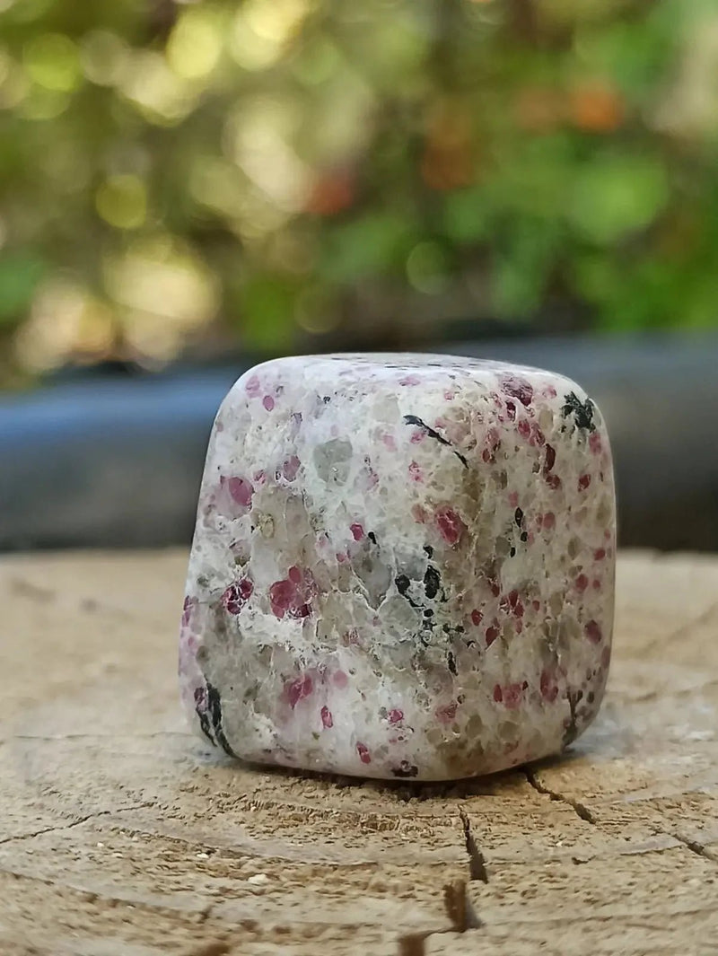 Chargez l'image dans la visionneuse de la galerie, Kakortokite du Groënland pierre roulée Grade A++++ ’Très rare’ Kakortokite
