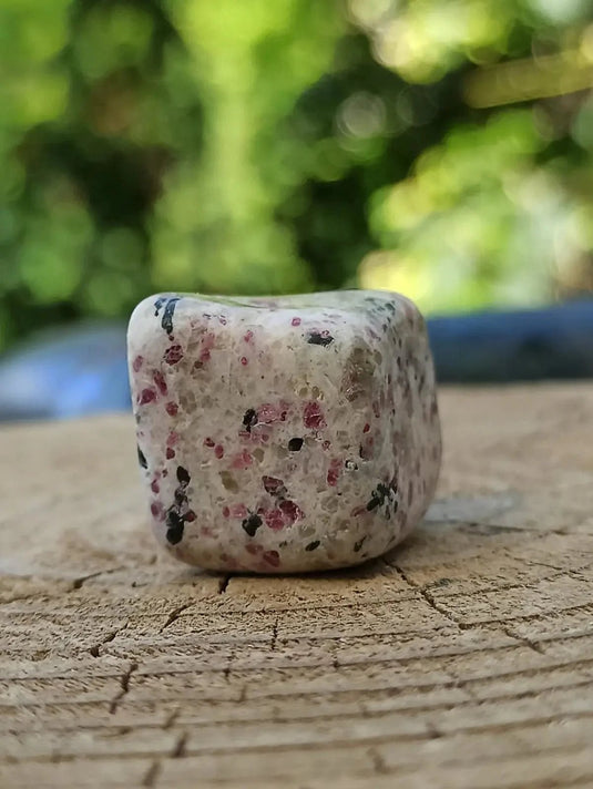 Kakortokite du Groënland pierre roulée Grade A++++ ’Très rare’ Kakortokite