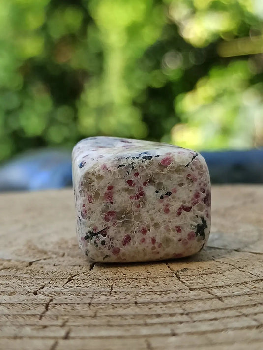 Kakortokite du Groënland pierre roulée Grade A++++ ’Très rare’ Kakortokite