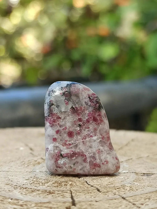 Kakortokite du Groënland pierre roulée Grade A++++ ’Très rare’ Kakortokite