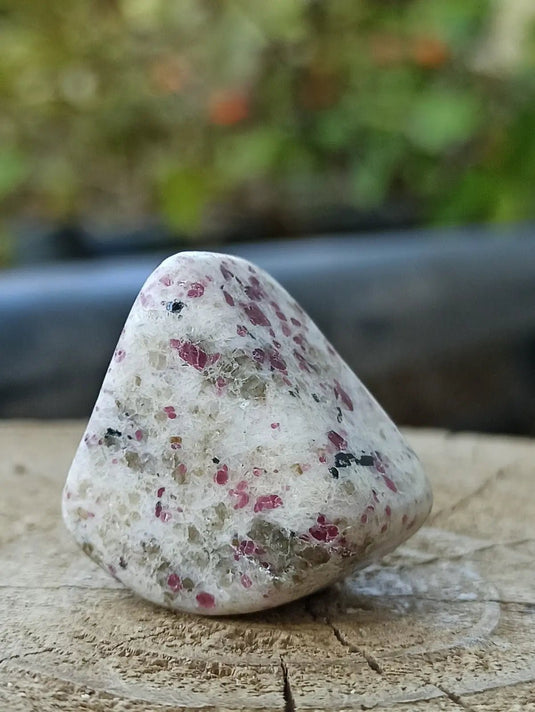 Kakortokite du Groënland pierre roulée Grade A++++ ’Très rare’ Kakortokite