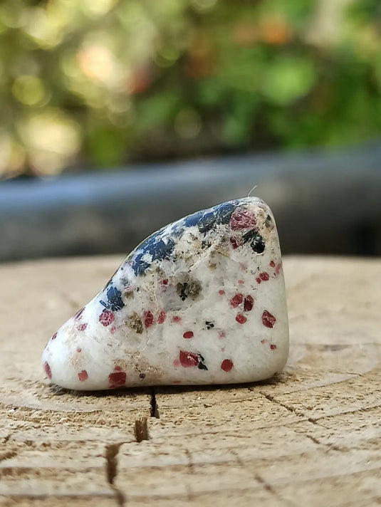 Kakortokite du Groënland pierre roulée Grade A++++ ’Très rare’ Kakortokite