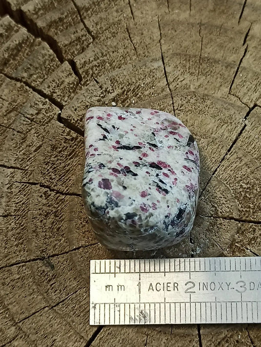 Kakortokite du Groënland pierre roulée Grade A++++ ’Très rare’ Kakortokite