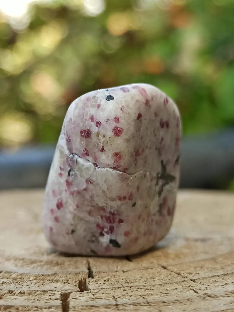 Chargez l&#39;image dans la visionneuse de la galerie, Kakortokite du Groënland pierre roulée Grade A++++ ’Très rare’ Kakortokite
